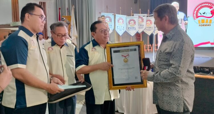 Presiden terpilih Prabowo Subianto menerima penghargaan pin emas dari SMSI yang diserahkan oleh Ketua Umum SMSI Firdaus.