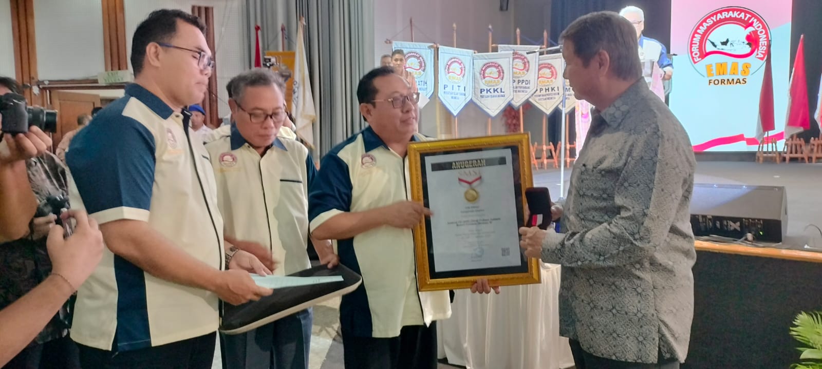 Presiden terpilih Prabowo Subianto menerima penghargaan pin emas dari SMSI yang diserahkan oleh Ketua Umum SMSI Firdaus.